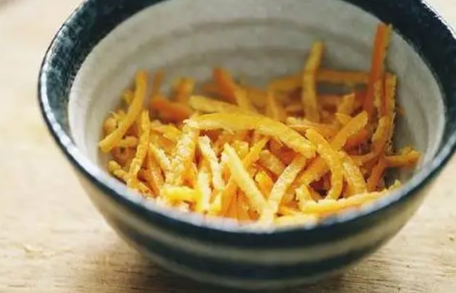 Vỏ cam được nhét vào chai nước khoáng có tác dụng gì mà ai biết rồi đều khen ngợi quá tuyệt vời-4