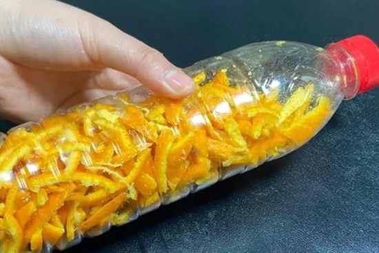 Vỏ cam được nhét vào chai nước khoáng có tác dụng gì mà ai biết rồi đều khen ngợi quá tuyệt vời