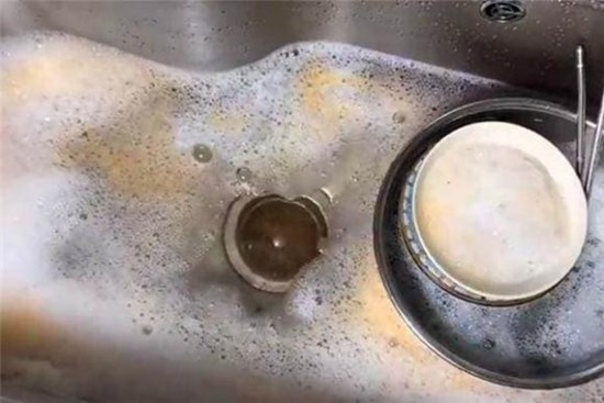 Lâu ngày sẽ bị nghẹt bồn rửa, thợ thông cống dạy cách thông tắc, có thể làm dễ dàng mà không tốn tiền, rất thiết thực và tiết kiệm