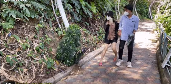 Cô gái đang đi đường thì bị bụi cây vồ ra tấn công, thêm một content bẩn nữa của YouTuber khiến người xem lên án?-1