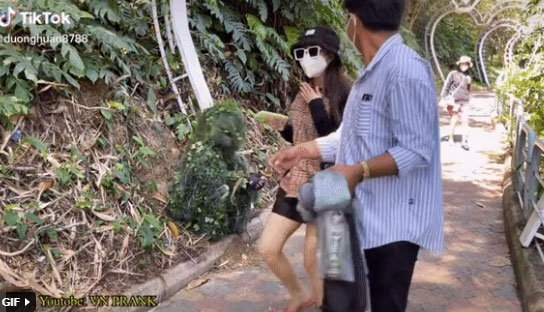 Cô gái đang đi đường thì bị bụi cây vồ ra tấn công, thêm một content bẩn nữa của YouTuber khiến người xem lên án?-2