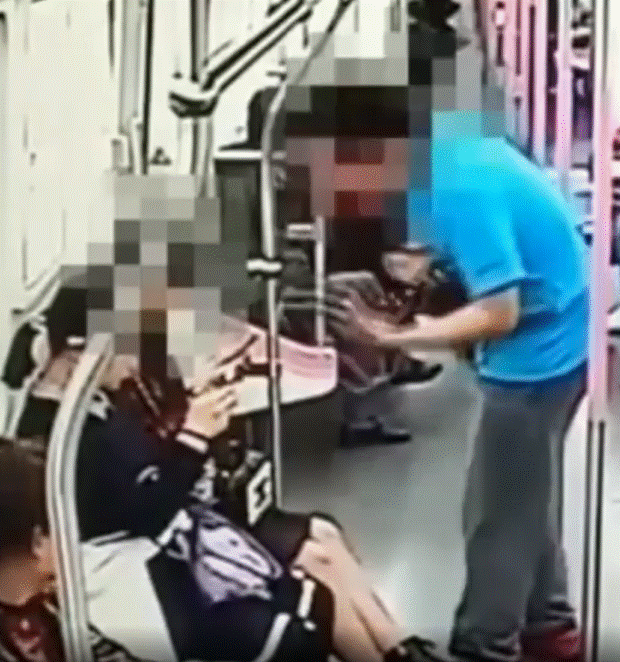 Clip: Xin số gái xinh hai lần không thành công, người đàn ông bất ngờ vung tay tát cô gái giữa tàu điện đông người rồi bỏ chạy-1