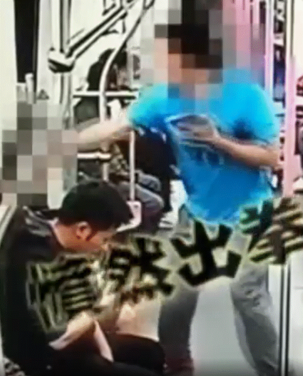 Clip: Xin số gái xinh hai lần không thành công, người đàn ông bất ngờ vung tay tát cô gái giữa tàu điện đông người rồi bỏ chạy-2