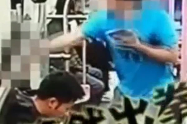 Clip: Bị ngăn cản sang đường, người phụ nữ tát cảnh sát bay mũ-1
