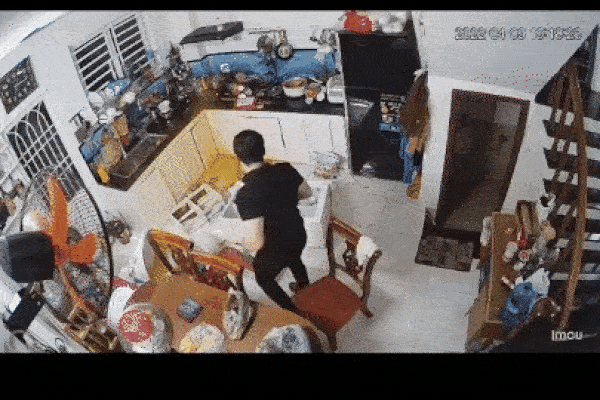 Bị CSGT tạm giữ xe máy, người đàn ông nhất quyết ăn vạ: Nhưng mà đưa tao về chứ bắt tao đi bộ về à...-2