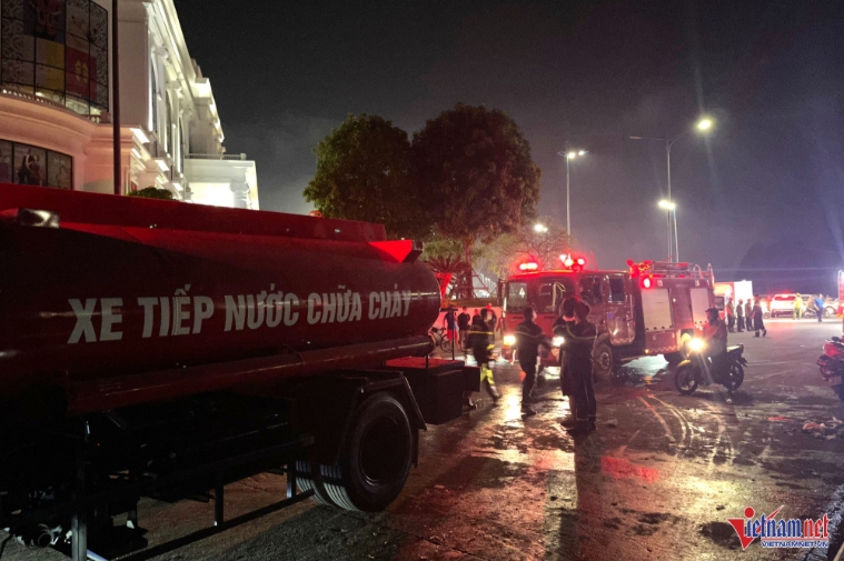 Cháy dữ dội tại chợ hải sản lớn nhất Hạ Long-1