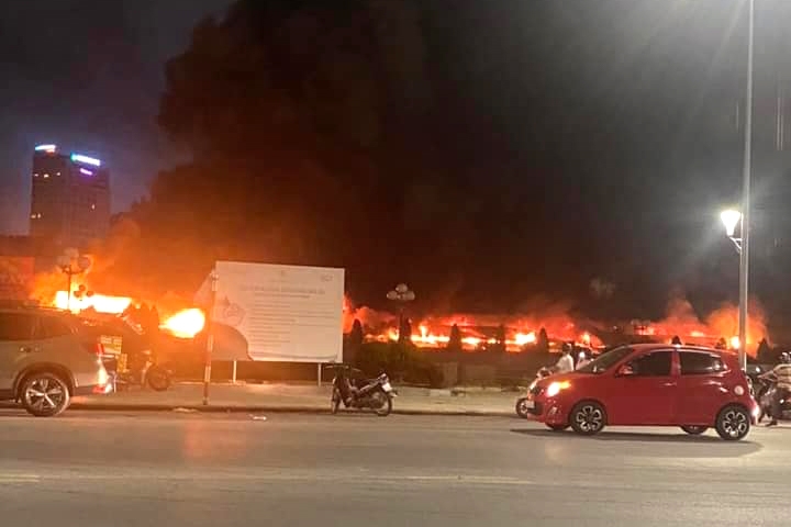 Cháy dữ dội tại chợ hải sản lớn nhất Hạ Long-2