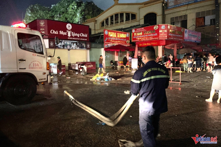 Cháy dữ dội tại chợ hải sản lớn nhất Hạ Long-3