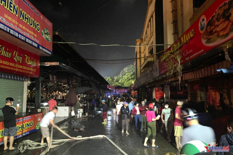 Cháy dữ dội tại chợ hải sản lớn nhất Hạ Long-10