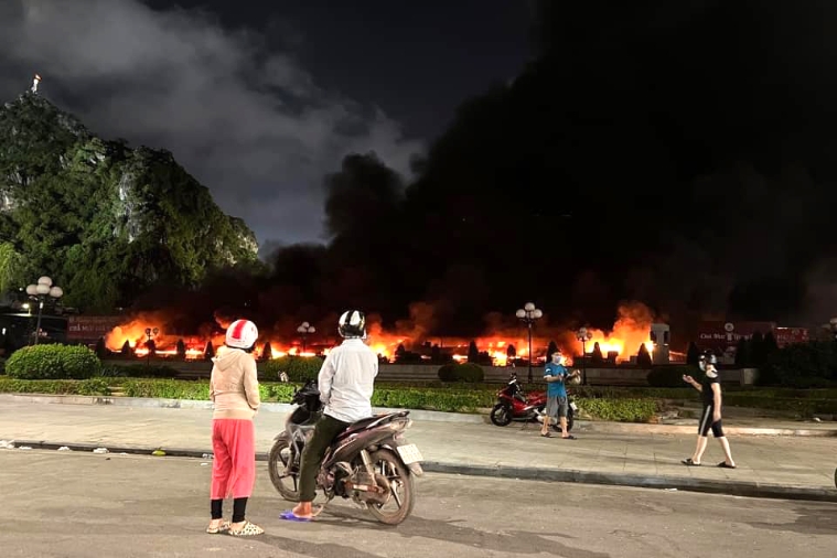 Cháy dữ dội tại chợ hải sản lớn nhất Hạ Long-4