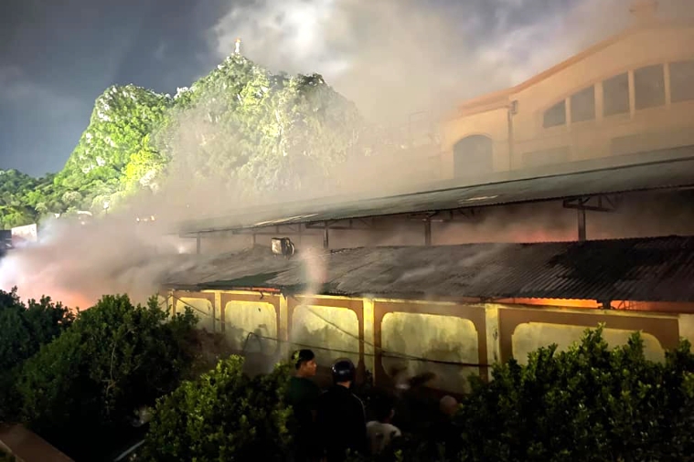 Cháy dữ dội tại chợ hải sản lớn nhất Hạ Long-6