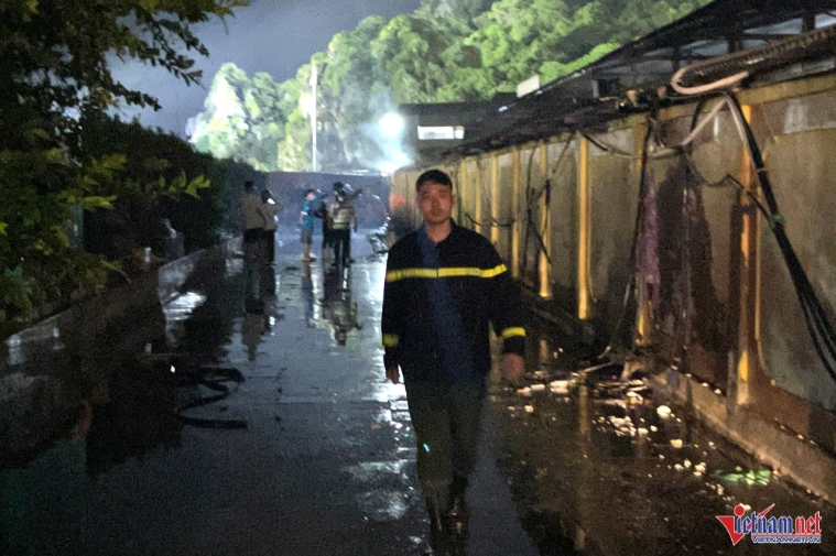 Cháy dữ dội tại chợ hải sản lớn nhất Hạ Long-12