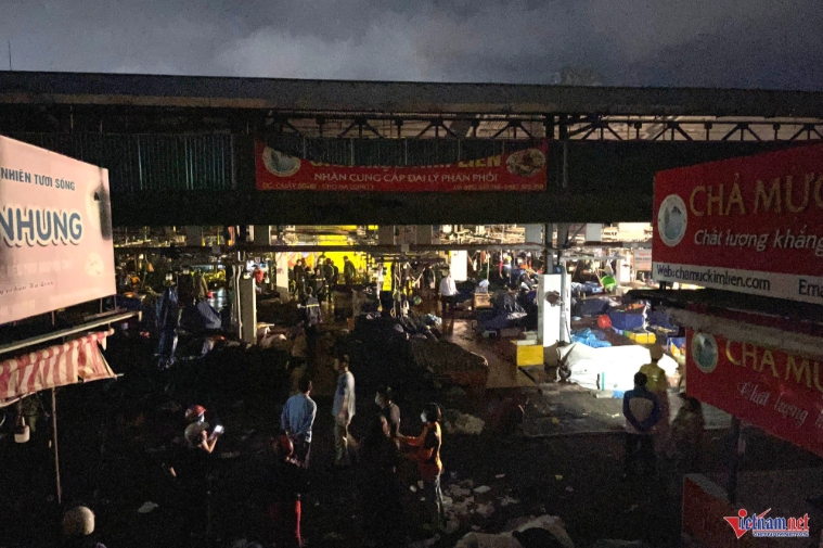 Cháy dữ dội tại chợ hải sản lớn nhất Hạ Long-13