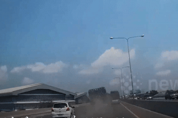 Thả pháo bông đang cháy xuống cống, cậu bé gây ra vụ nổ kinh hoàng-1