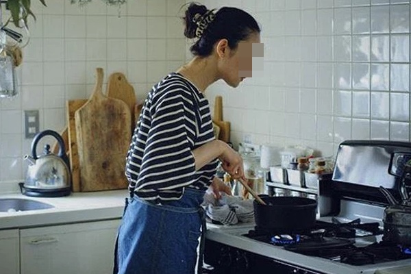 Người phụ nữ chỉ ở nhà nội trợ, chưa từng hút thuốc nhưng lại tử vong vì ung thư phổi, bác sĩ nói có 3 yếu tố nguy hiểm thì đều mắc phải-3