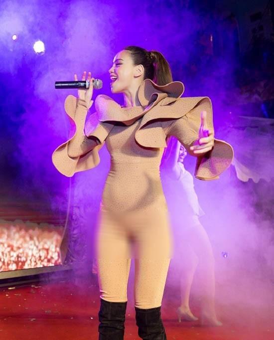 Hồ Ngọc Hà gây lú với chiếc áo tàng hình khoe trọn vòng 1-8