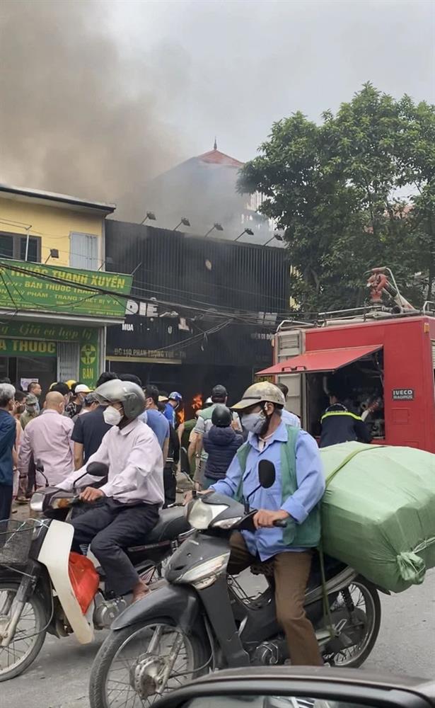 Hà Nội: Cháy lớn thiêu rụi cửa hàng điện thoại trên đường Phan Trọng Tuệ-1