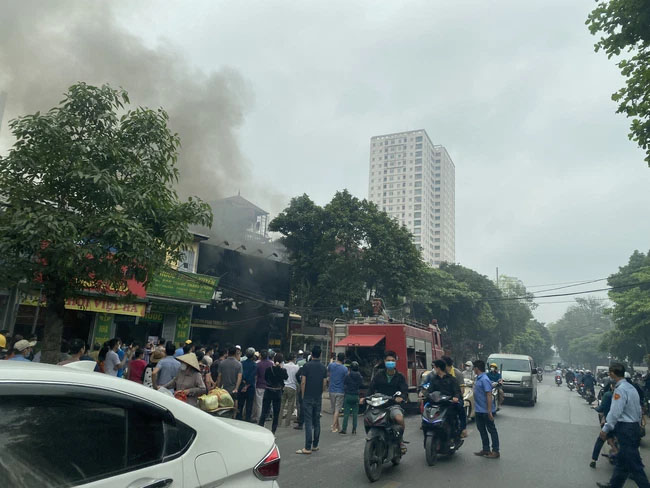 Hà Nội: Cháy lớn thiêu rụi cửa hàng điện thoại trên đường Phan Trọng Tuệ-2