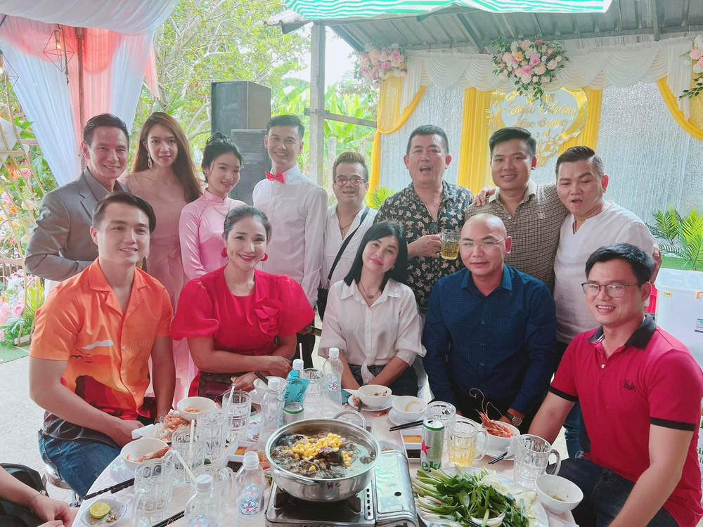 Cận cảnh nhan sắc trẻ đẹp của vợ nghệ sĩ Tiết Cương-2