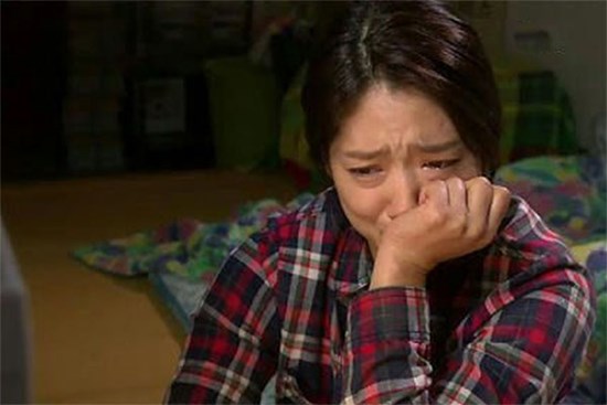 Đưa 2 con gái về nhà mẹ đẻ sau ly hôn, đọc được tin nhắn của bà và chị dâu, tôi khóc rời khỏi nhà