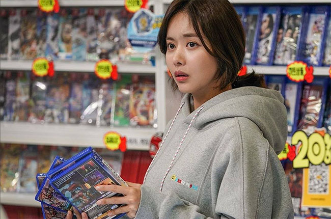 Mua quà cho mẹ chồng, lúc thanh toán, nhân viên cửa hàng nói điều này, tối về tôi đòi ly hôn chồng-1