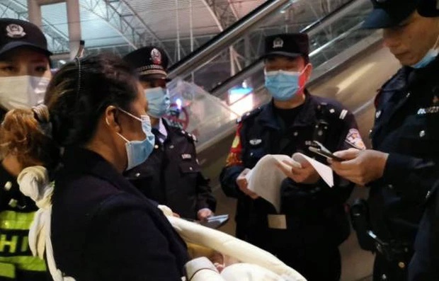 Con gái 3 tuổi bị bắt cóc, được tìm thấy sau 1 giờ nhưng cha mẹ không nhận ra: Cảnh báo 1 chiêu LỪA ĐẢO tinh vi bậc nhất hiện nay-2