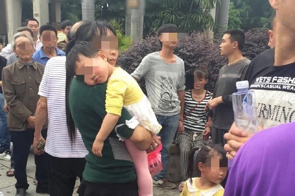 Bé gái 5 tuổi bị bắt cóc nhưng không chống cự, lúc sau tự cứu bản thân khỏi lũ buôn người bằng hành động người lớn chưa chắc đã làm được-4