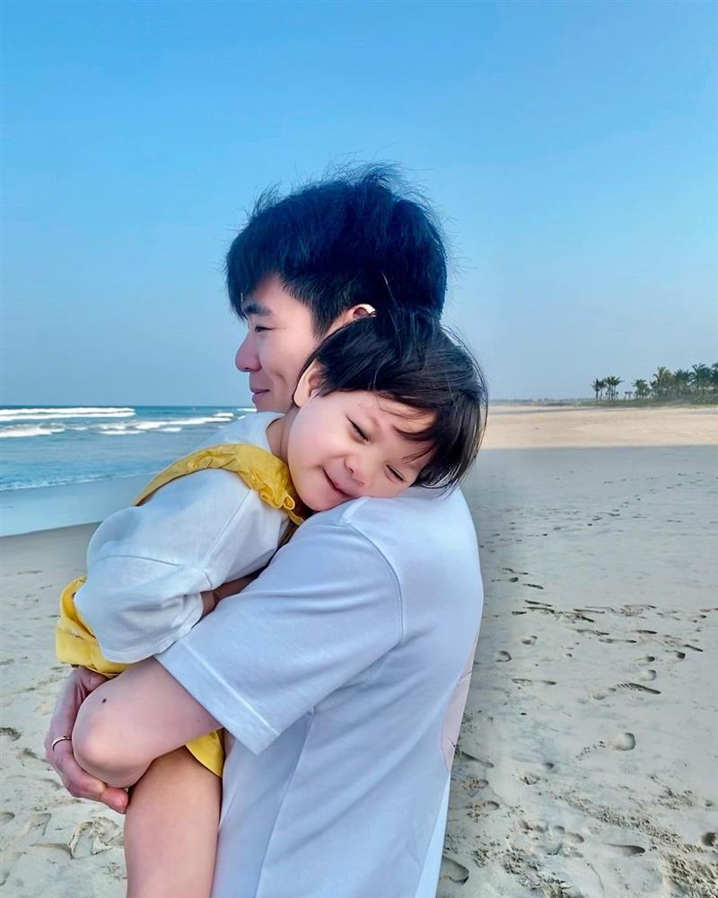 Thiếu gia nhà Bầu Hiển, Đỗ Quang Vinh vừa lộ nghi vấn đi chơi cùng Đỗ Mỹ Linh nay lại công khai check-in cùng các con và cô gái lạ-1