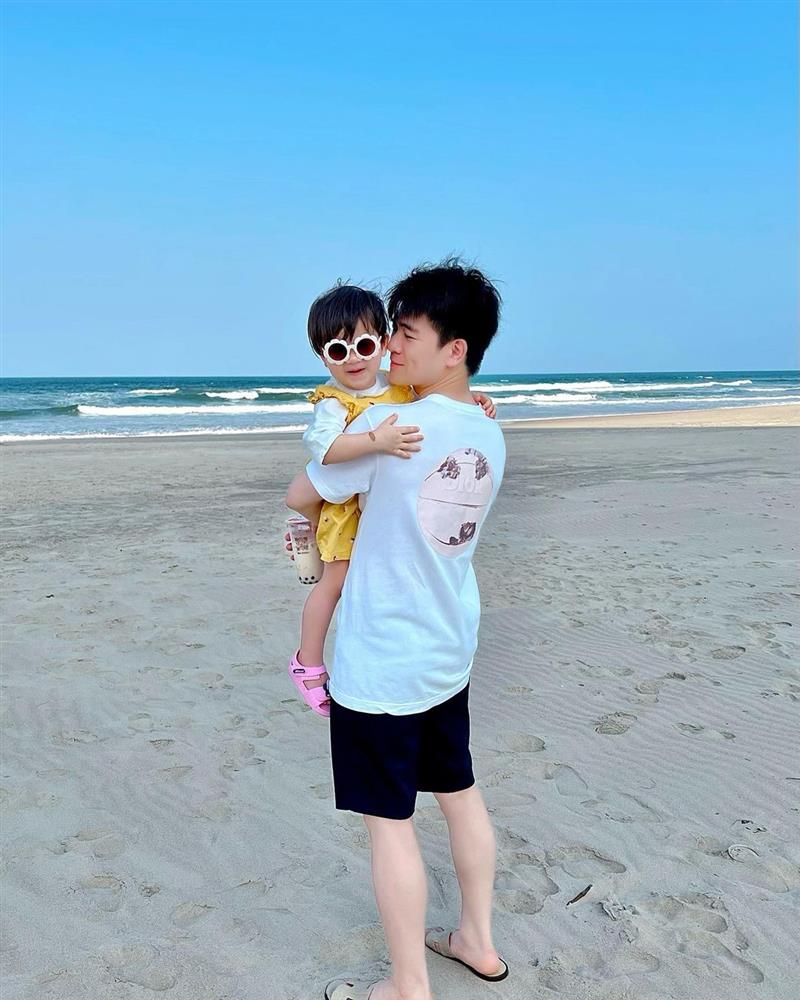 Thiếu gia nhà Bầu Hiển, Đỗ Quang Vinh vừa lộ nghi vấn đi chơi cùng Đỗ Mỹ Linh nay lại công khai check-in cùng các con và cô gái lạ-3