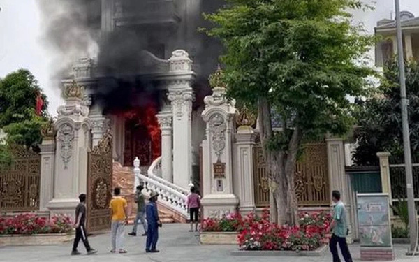 Hình ảnh cháy đen ngòm bên trong tòa lâu đài trăm tỷ của đại gia ở Quảng Ninh vừa bị cháy, khiến nhiều người vừa tiếc vừa lo-1