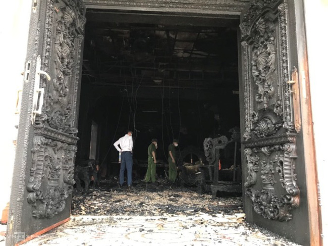 Hình ảnh cháy đen ngòm bên trong tòa lâu đài trăm tỷ của đại gia ở Quảng Ninh vừa bị cháy, khiến nhiều người vừa tiếc vừa lo-4