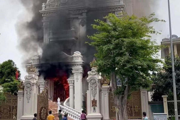 Người phụ nữ tố chồng cũ và vợ mới bạo hành 2 con riêng-4