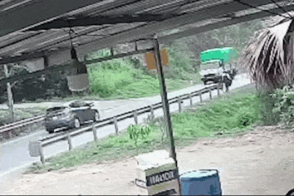 Clip: Kinh hoàng khoảnh khắc ô tô tông trực diện xe tải ở Sơn La