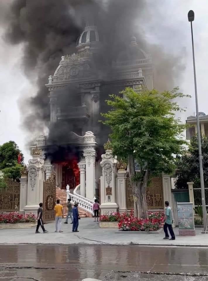 Hiện trường vụ cháy biệt thự sang trọng của đại gia ở Quảng Ninh-1