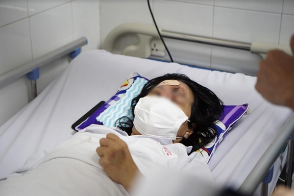 Mù mắt sau khi nâng mũi ở spa-1