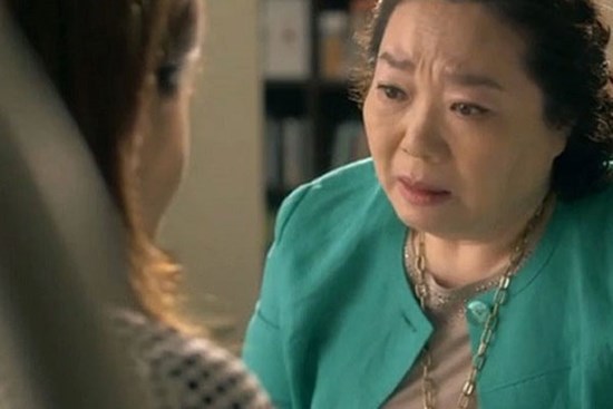 Từ bệnh viện về, mẹ chồng trầm ngâm cả buổi rồi bỗng đưa trả tôi một chiếc hộp đựng toàn tiền vàng