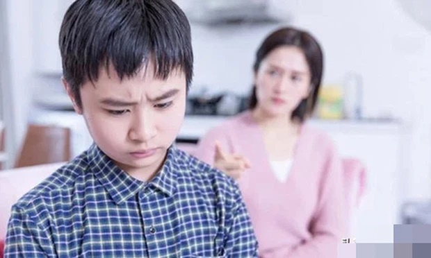 Con trai liên tục than có bóng đen ngoài cửa sổ đối diện, bà mẹ thấy lạ cho con đi khám bệnh viện, nhận phải kết quả đau day dứt-1