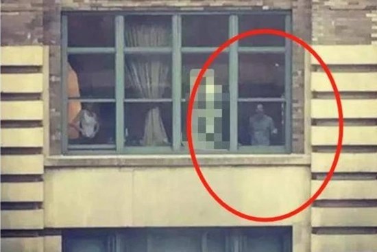 Con trai liên tục than có bóng đen ngoài cửa sổ đối diện, bà mẹ thấy lạ cho con đi khám bệnh viện, nhận phải kết quả đau day dứt