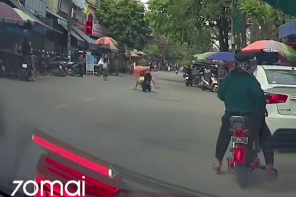 Clip: Thót tim màn cứu hộ xe cõng nhau trên đường đầy nguy hiểm, cứ ngỡ như trong rạp xiếc-2