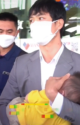 Công Phượng và Viên Minh cùng cậu con trai 8 tháng xuất hiện công khai trước truyền thông nhưng lại làm một hành động lạ-2