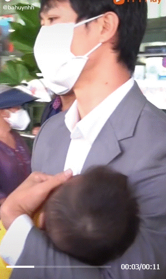 Công Phượng và Viên Minh cùng cậu con trai 8 tháng xuất hiện công khai trước truyền thông nhưng lại làm một hành động lạ-3