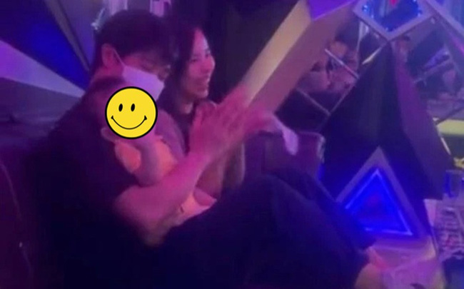 Công Phượng và Viên Minh cùng cậu con trai 8 tháng xuất hiện công khai trước truyền thông nhưng lại làm một hành động lạ-4