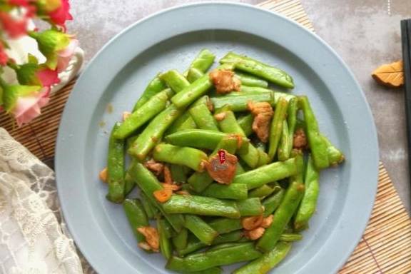 Bí quyết làm món đậu xào thịt heo vừa xanh ngon, ngọt mềm lại bắt mắt-2