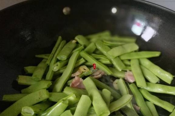 Bí quyết làm món đậu xào thịt heo vừa xanh ngon, ngọt mềm lại bắt mắt-6