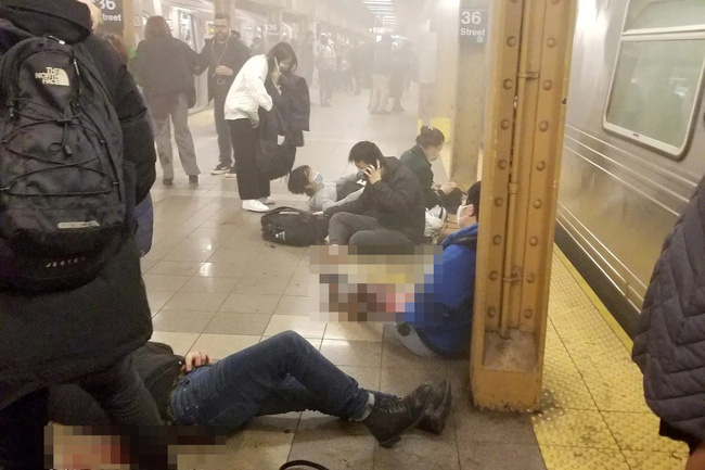 Cảnh hiện trường náo loạn trong vụ xả súng ở ga tàu điện ngầm thành phố New York, nhân chứng cho biết đạn bắn ra không thể đếm nổi-1