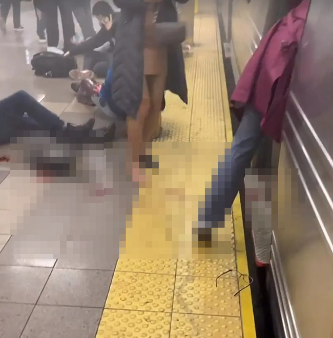 Cảnh hiện trường náo loạn trong vụ xả súng ở ga tàu điện ngầm thành phố New York, nhân chứng cho biết đạn bắn ra không thể đếm nổi-3
