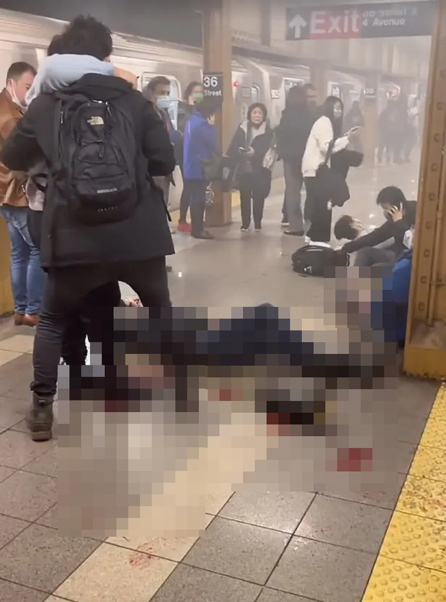 Cảnh hiện trường náo loạn trong vụ xả súng ở ga tàu điện ngầm thành phố New York, nhân chứng cho biết đạn bắn ra không thể đếm nổi-4