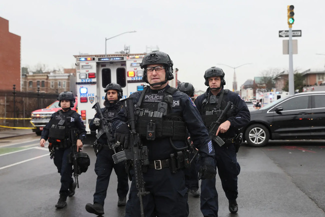 Cảnh hiện trường náo loạn trong vụ xả súng ở ga tàu điện ngầm thành phố New York, nhân chứng cho biết đạn bắn ra không thể đếm nổi-5