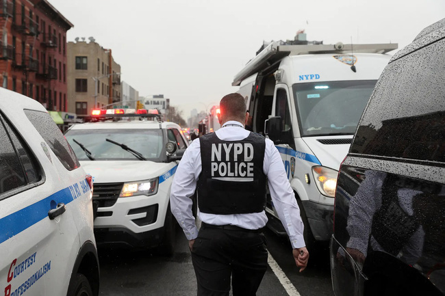Cảnh hiện trường náo loạn trong vụ xả súng ở ga tàu điện ngầm thành phố New York, nhân chứng cho biết đạn bắn ra không thể đếm nổi-6