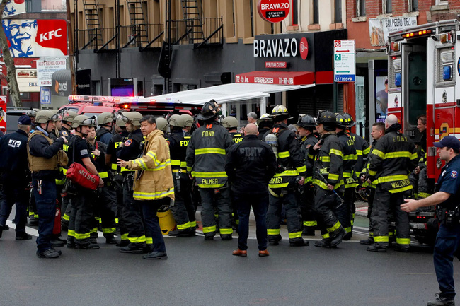 Cảnh hiện trường náo loạn trong vụ xả súng ở ga tàu điện ngầm thành phố New York, nhân chứng cho biết đạn bắn ra không thể đếm nổi-9